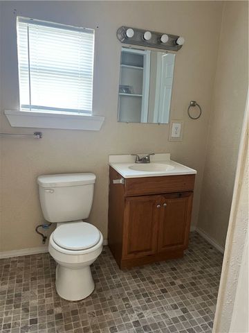 906 E Lee Ave, Kingsville, TX 78363