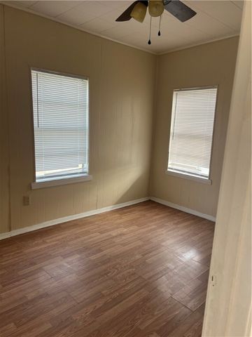 906 E Lee Ave, Kingsville, TX 78363