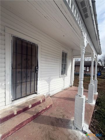 316 W Seideman Street, Seguin, TX 78155