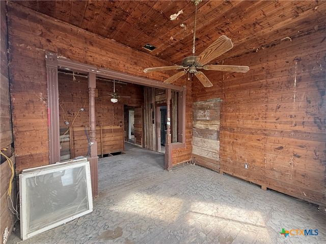 316 W Seideman Street, Seguin, TX 78155