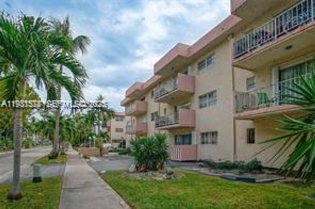 3522 NE 171st St 303, North Miami Beach, FL 33160