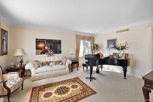 1319 Charrington Road, Bloomfield Hills, MI 48301