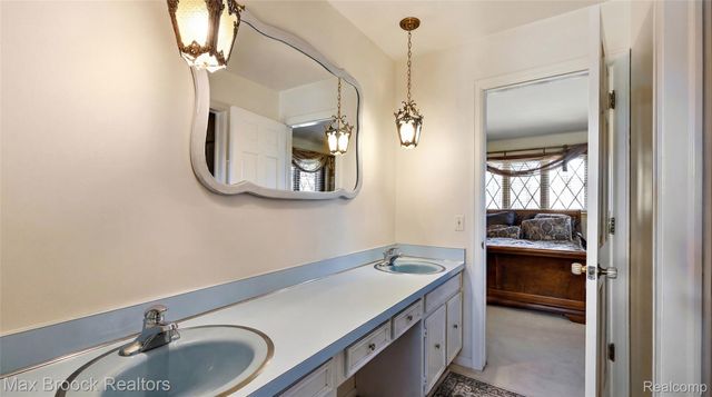 1319 Charrington Road, Bloomfield Hills, MI 48301