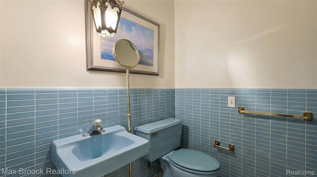 1319 Charrington Road, Bloomfield Hills, MI 48301