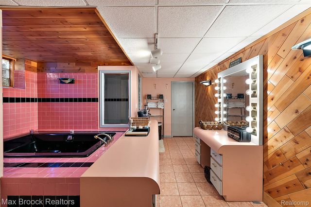 1319 Charrington Road, Bloomfield Hills, MI 48301