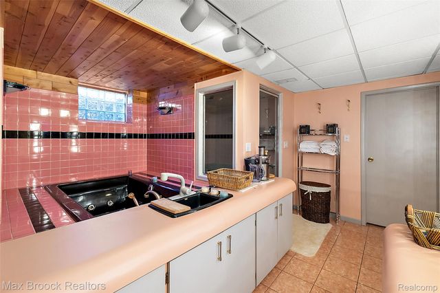 1319 Charrington Road, Bloomfield Hills, MI 48301