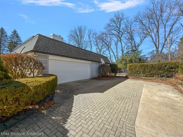 1319 Charrington Road, Bloomfield Hills, MI 48301