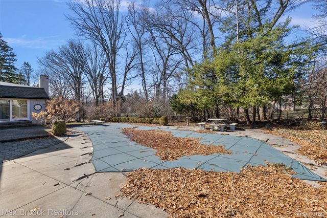 1319 Charrington Road, Bloomfield Hills, MI 48301