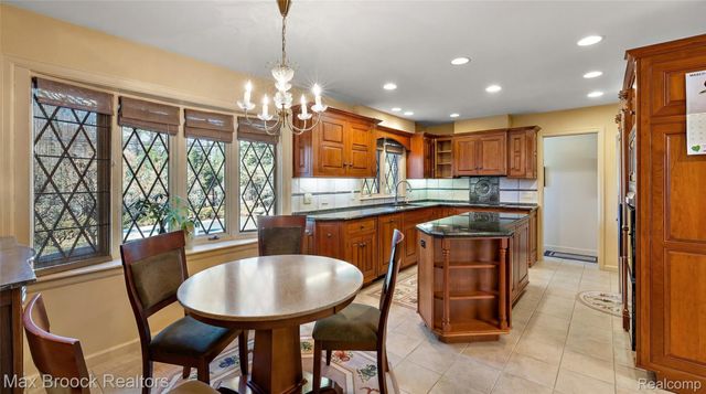 1319 Charrington Road, Bloomfield Hills, MI 48301