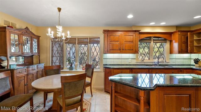 1319 Charrington Road, Bloomfield Hills, MI 48301