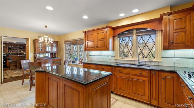 1319 Charrington Road, Bloomfield Hills, MI 48301