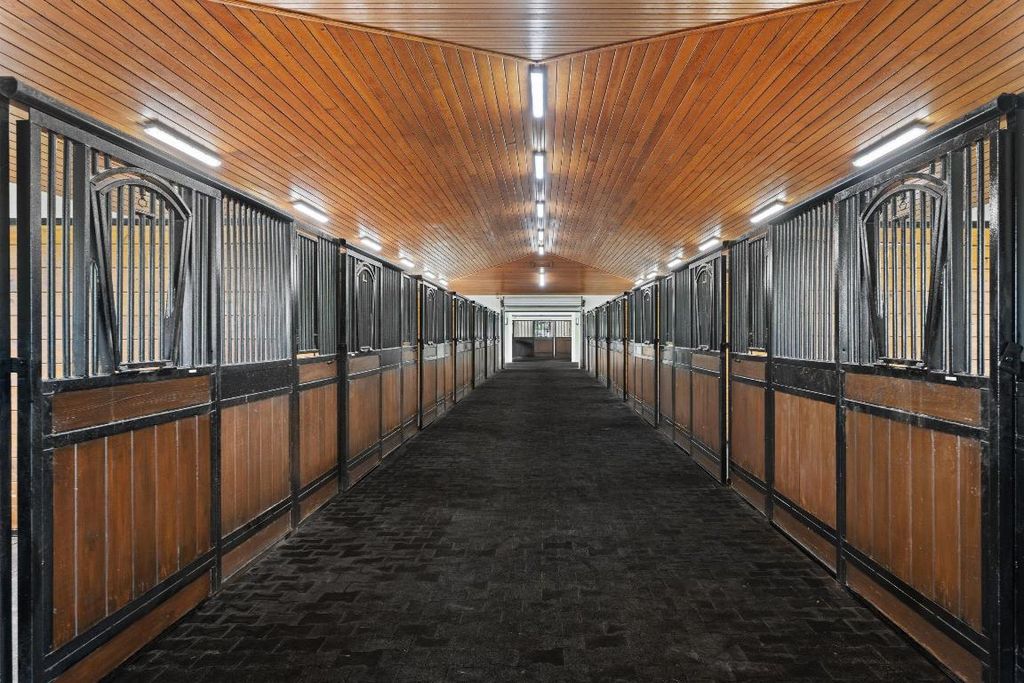 Image 14 of property listing at 14410 Equestrian Way, Wellington, FL 33414