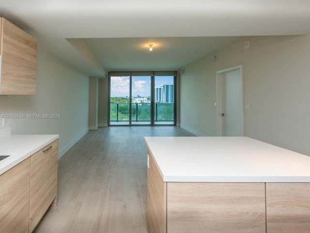 16385 Biscayne Blvd 1103, North Miami Beach, FL 33160