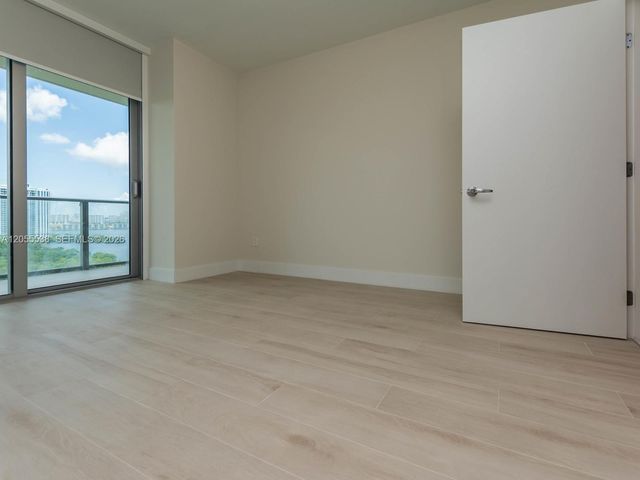 16385 Biscayne Blvd 1103, North Miami Beach, FL 33160
