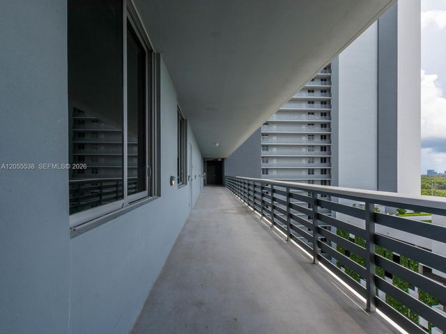 16385 Biscayne Blvd 1103, North Miami Beach, FL 33160