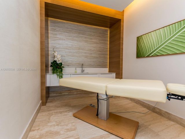 16385 Biscayne Blvd 1103, North Miami Beach, FL 33160