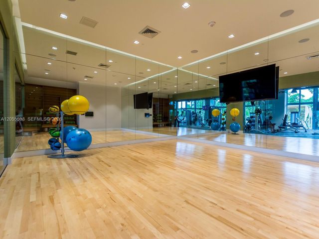 16385 Biscayne Blvd 1103, North Miami Beach, FL 33160