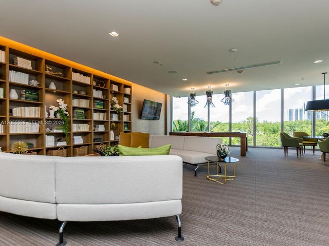 16385 Biscayne Blvd 1103, North Miami Beach, FL 33160