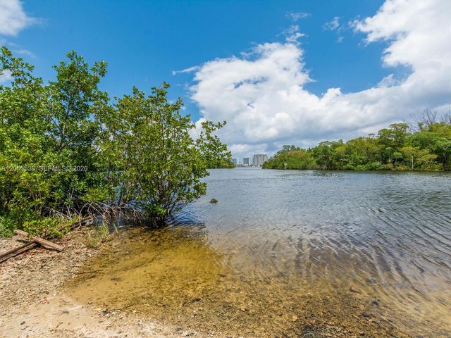16385 Biscayne Blvd 1103, North Miami Beach, FL 33160