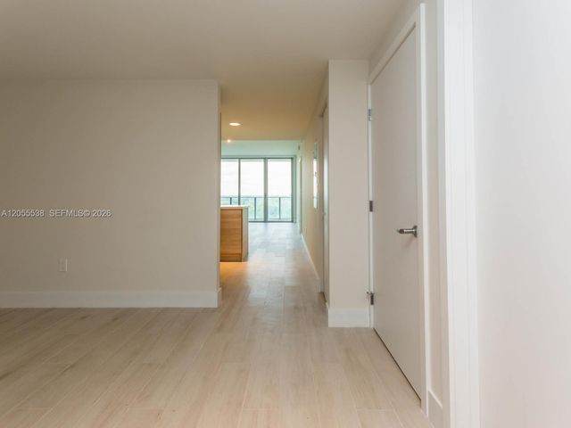 16385 Biscayne Blvd 1103, North Miami Beach, FL 33160