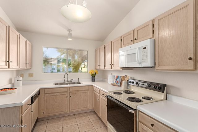 9880 N Western Sky Place, Tucson, AZ 85742