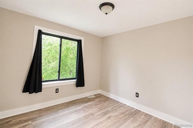 1761 E George Avenue, Hazel Park, MI 48030
