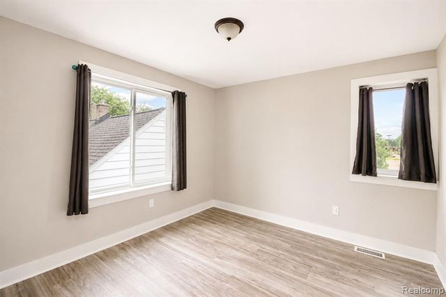 1761 E George Avenue, Hazel Park, MI 48030