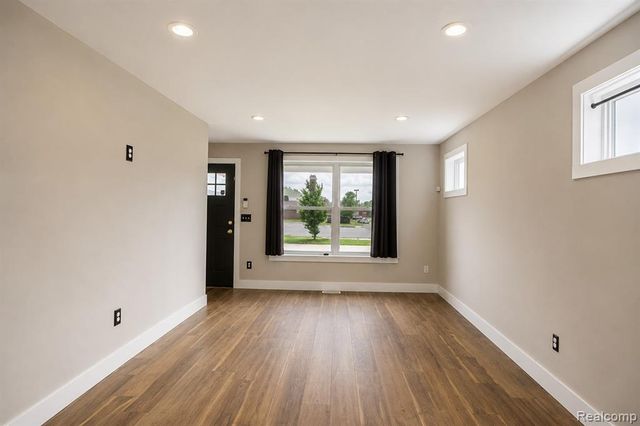 1761 E George Avenue, Hazel Park, MI 48030