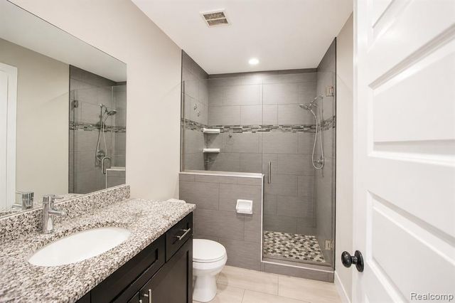 1761 E George Avenue, Hazel Park, MI 48030