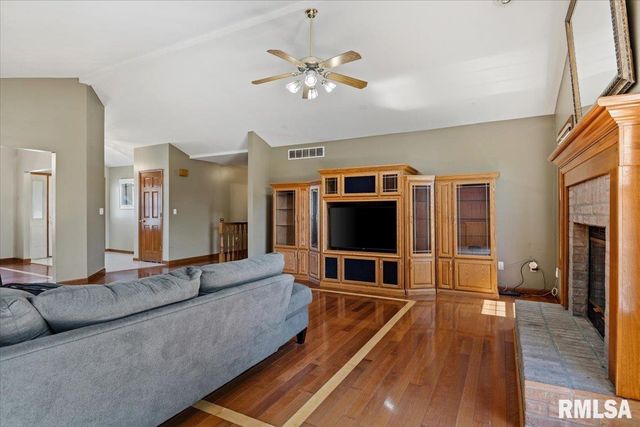 3908 GREENFIELD Drive, Springfield, IL 62704