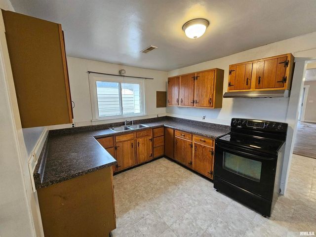 511 N SHELBY Street, Salem, IL 62881