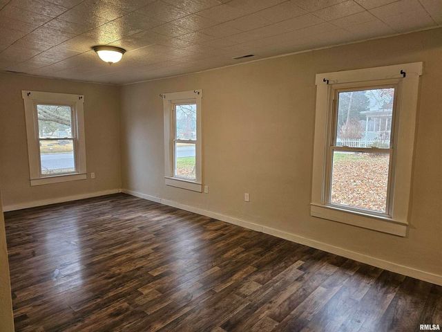 511 N SHELBY Street, Salem, IL 62881