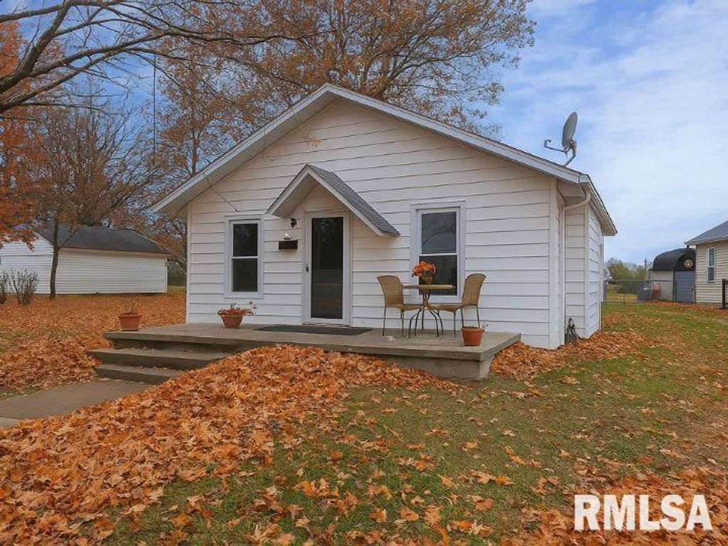 Image 2 of property listing at 511 N SHELBY Street, Salem, IL 62881