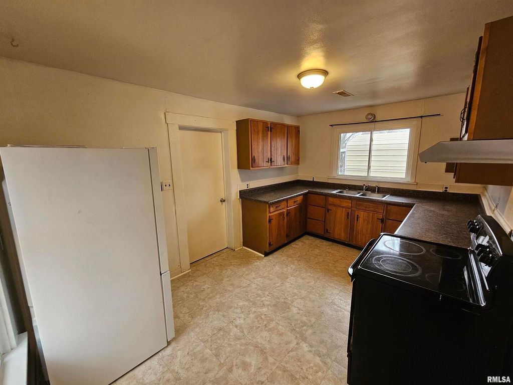 Image 11 of property listing at 511 N SHELBY Street, Salem, IL 62881