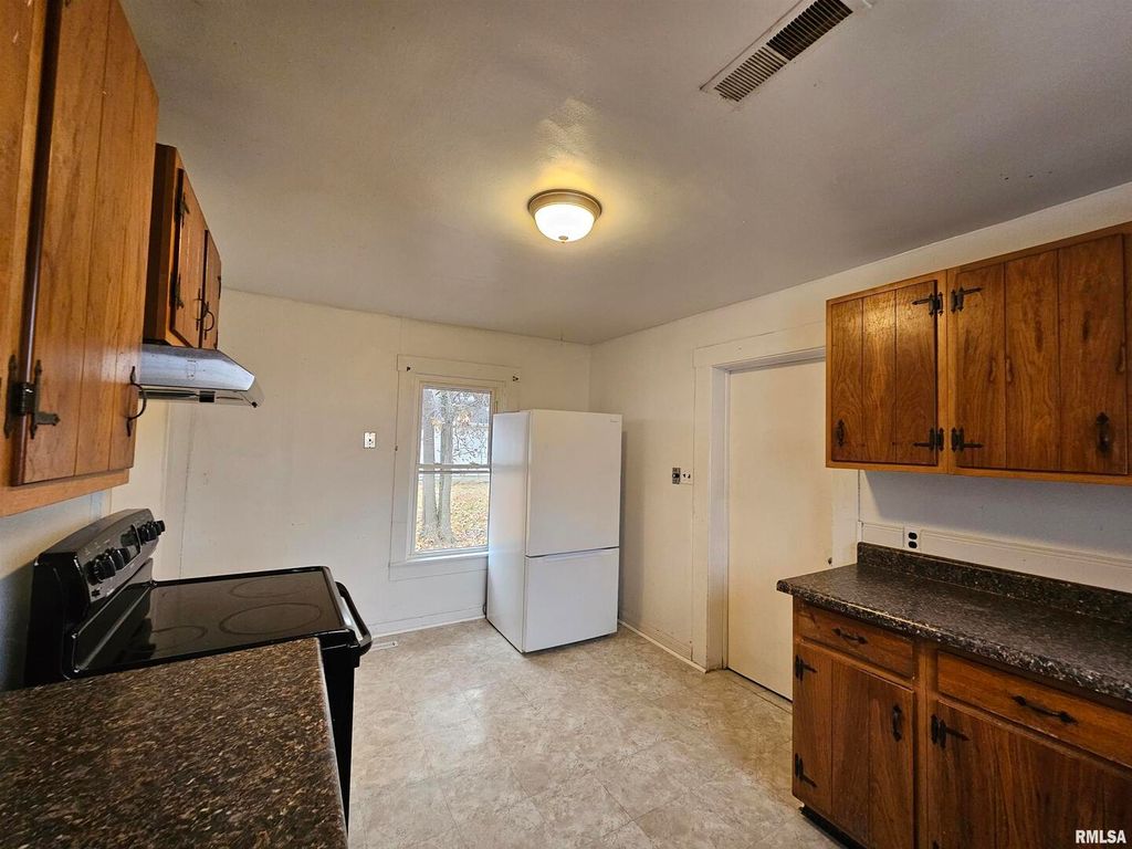 Image 13 of property listing at 511 N SHELBY Street, Salem, IL 62881