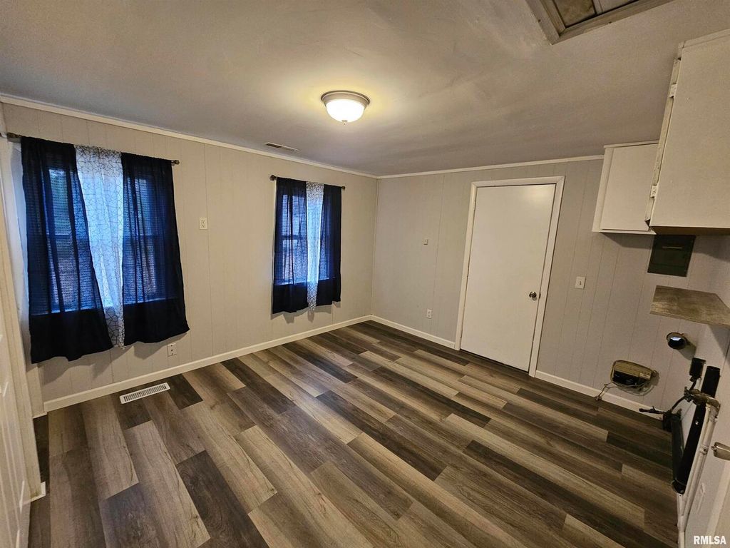 Image 14 of property listing at 511 N SHELBY Street, Salem, IL 62881