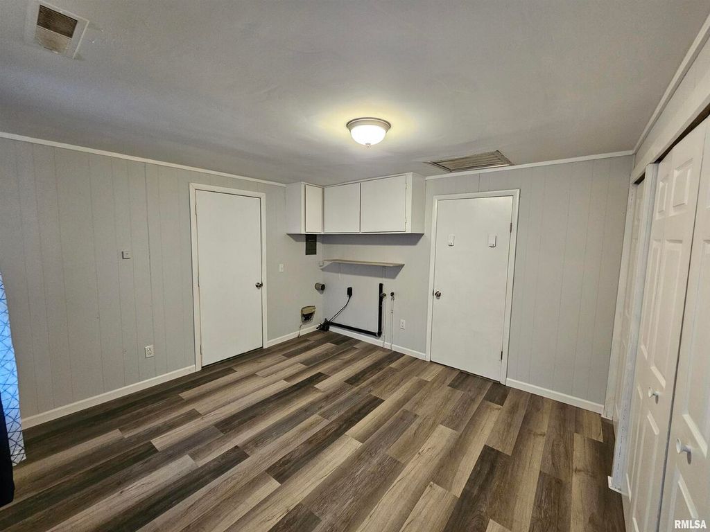 Image 15 of property listing at 511 N SHELBY Street, Salem, IL 62881