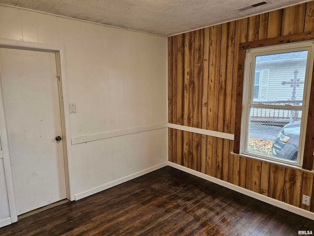 Image 26 of property listing at 511 N SHELBY Street, Salem, IL 62881