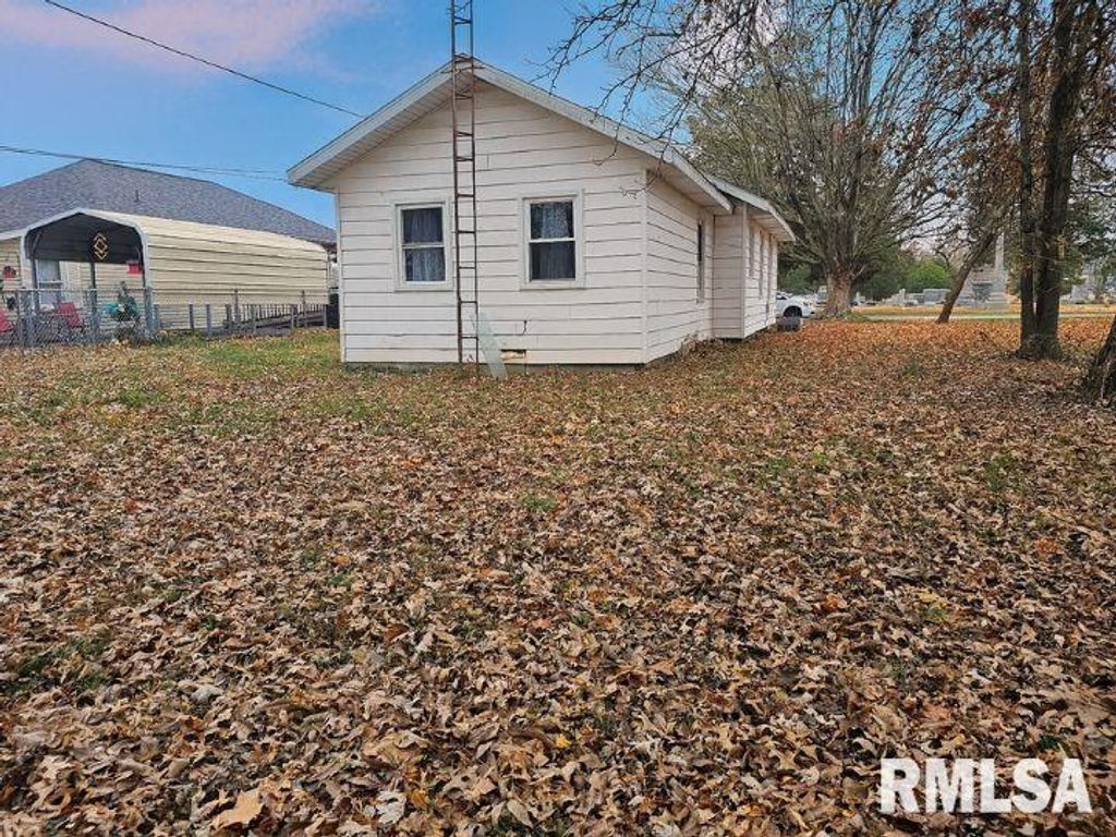 Image 27 of property listing at 511 N SHELBY Street, Salem, IL 62881