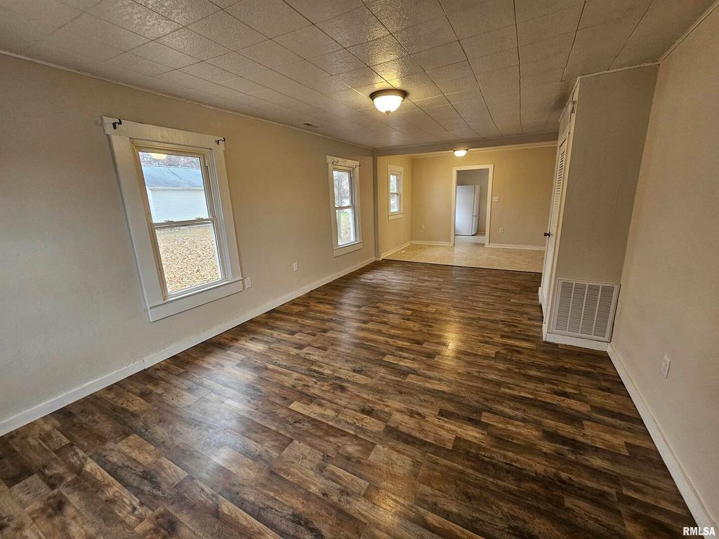 Image 5 of property listing at 511 N SHELBY Street, Salem, IL 62881