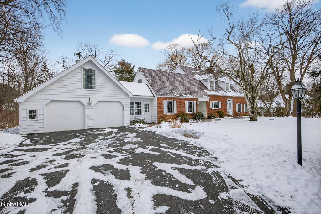 664 St. David's Lane, Niskayuna, NY 12309