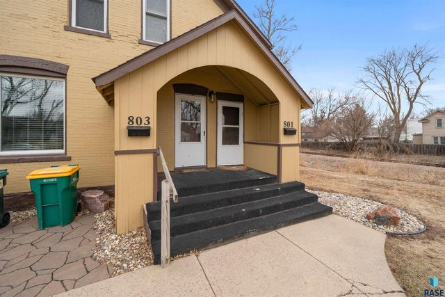 801 S 1st Ave Avenue, Sioux Falls, SD 57104