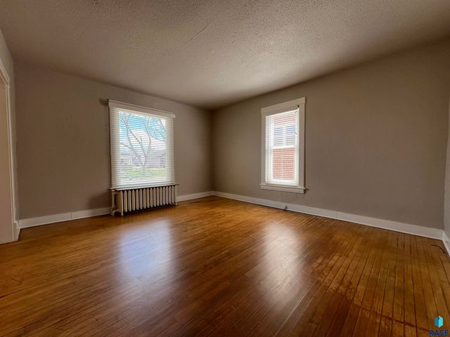 801 S 1st Ave Avenue, Sioux Falls, SD 57104