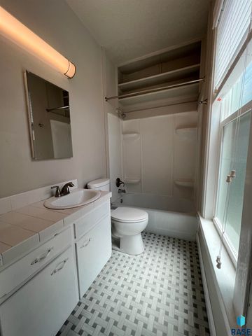 801 S 1st Ave Avenue, Sioux Falls, SD 57104