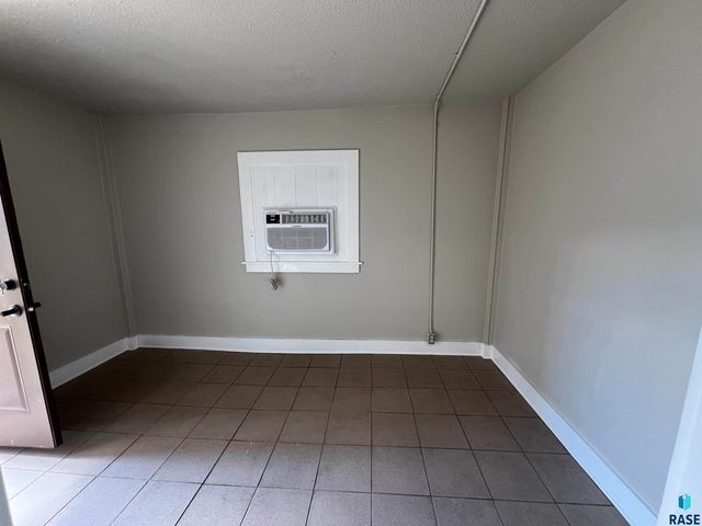 801 S 1st Ave Avenue, Sioux Falls, SD 57104