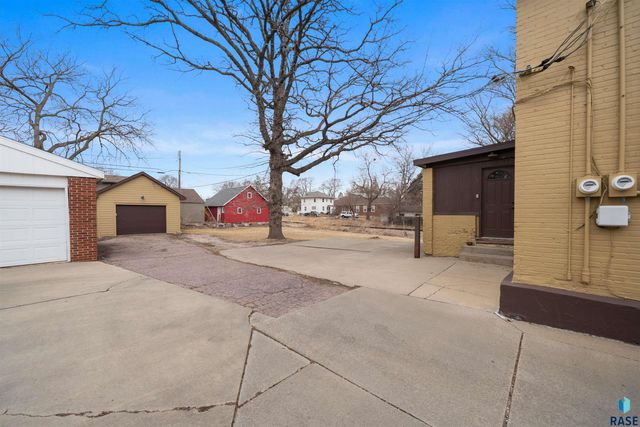 801 S 1st Ave Avenue, Sioux Falls, SD 57104