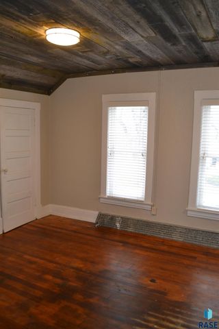 801 S 1st Ave Avenue, Sioux Falls, SD 57104