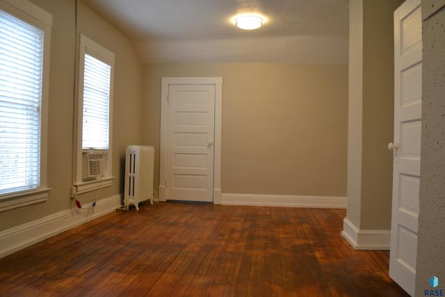 801 S 1st Ave Avenue, Sioux Falls, SD 57104