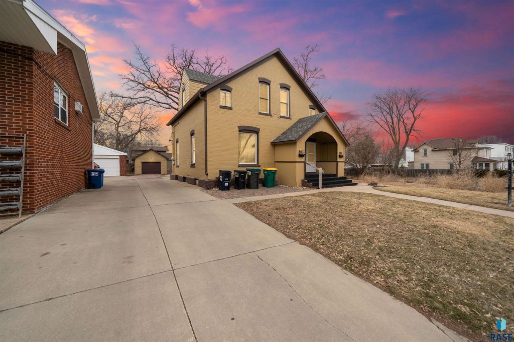 801 S 1st Ave Avenue, Sioux Falls, SD 57104