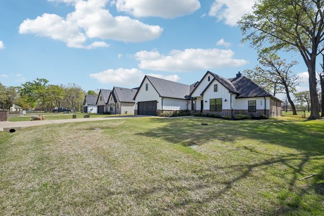 327 Saint Andrews Drive, Mabank, TX 75156